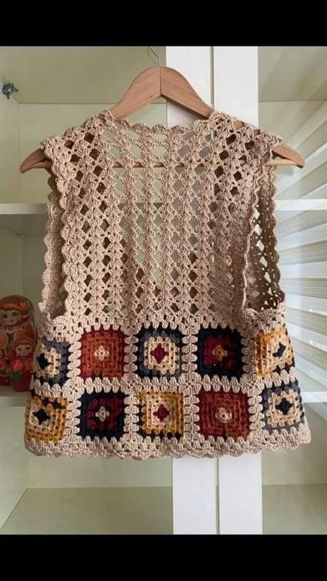 Discover the tools you need for knitting and crochet to create beautiful and practical kitchen items. Explore simple projects to add a touch. Pola Rok, Modern Haken, Granny Square Haken, Crochet Jacket Pattern, Gilet Crochet, Crochet Vest Pattern, Crochet Ladies Tops, Crochet Jacket, Vest Pattern