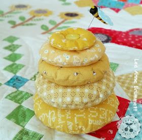 Podunk Pretties Quilting: ~ Bee Skep Pin Cushion ~ Cushion Ideas, Make A Pillow, Cushion Tutorial, Bee Skep, Sewing Cushions, Pin Cushions Patterns, Bee Pin, Bee Keeper, Sharpie Marker