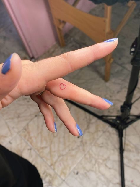 Small Tattoo In Finger, Small Heart Tattoos On Finger, Minimalist Tattoo On Finger, Hearts Tatoos Small, Small Red Heart Tattoo On Finger, Tattoo Fingers Woman, Red Heart Finger Tattoo, Hand Tattoos Heart, Heart On Finger Tattoo