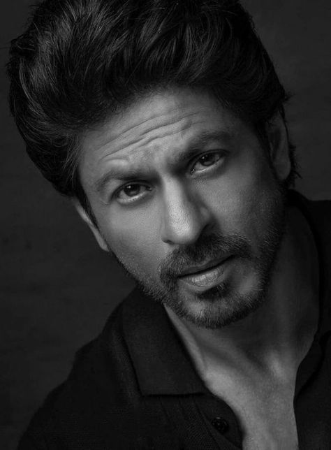 Shahrukh Khan Raees, Richest Actors, Holi Photo, Celebrity Portraits Drawing, Drawing People Faces, Celebrity Drawings, King Of Hearts, Celebrity Portraits, Shah Rukh Khan