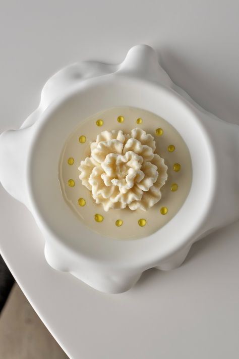 Ice Cream Fine Dining, Michelin Star Food Plating Dessert, Fine Dining Rice Plating, White Chocolate Desserts Fine Dining, Honey Dessert Fine Dining, Fine Dining Plating Michelin Star, Balsamic Pearls Molecular Gastronomy, Ice Cream Plating, Food Photography Lighting