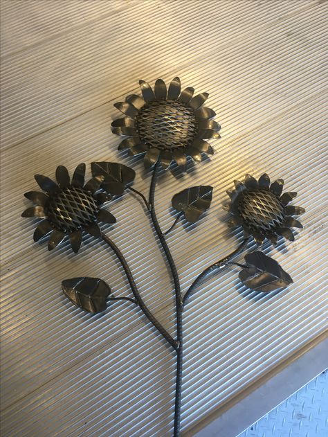 Welded Sunflower, Welded Flowers, Metal Sunflower, Junk Metal Art, Welded Art, Metal Roses, Welding Ideas, Western Rooms, Welding Shop