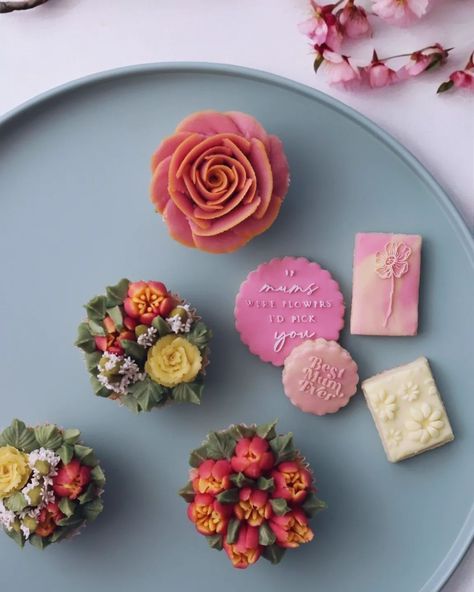 Celebrate your mom with our exclusive Mother's Day treat box 🌸❤️ Surprise her with a gift as unique as she is ! Our handcrafted box includes 4 stunning floral cupcakes and 5 cute sugar cookies. Every treat is a one-of-a-kind masterpiece, just like Mom 😄 35€ - Collection from Qala, Gozo 💌 Send me a DM to order your box. Remember that Mother's Day is this Sunday and availabilities are limited, so don't wait ! Mother's Day Flower Shaped Necklace Gift For Her, Flower Shaped Necklace For Birthday And Mother's Day, Mothers Day Sweet Treat Boxes, Mother’s Day Sweet Boxes, Cute Sugar Cookies, Personalized Gift Necklace For Mother's Day With Gift Box, Surprise Her, Floral Cupcakes, Sweet Box