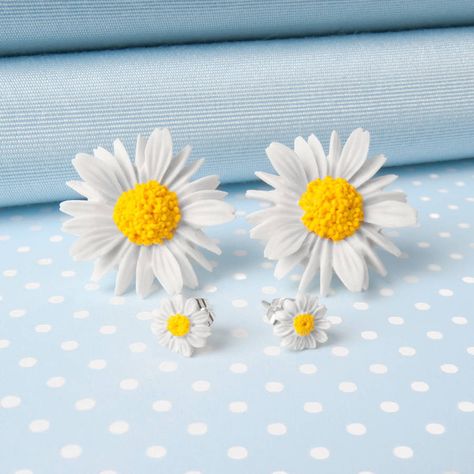 Daisy Jewellery, Painted Daisy, White Daisy Flower, Popular Earrings, Daisy Jewelry, Blue Cottage, Daisy Painting, Daisy Studs, Ear Clips