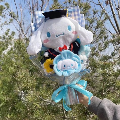 Sanrio Graduation Bouquet, Sanrio Graduation, Plushie Bouquet, Cartoon Graduation, Plush Bouquet, Plush Making, Graduation Hats, Sanrio Plush, Graduation Bouquet