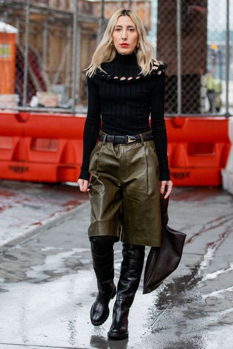 Bermuda Shorts Outfit, Leather Shorts Outfit, New York Street Style, Joggers Outfit, Winter Outfit Inspiration, Street Style Winter, Casual Chic Outfit, Chilly Weather, Street Style Inspiration