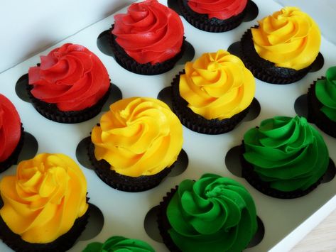 Traffic light cupcakes #trafficlightcupcakes #mimissweetcakesnbakes Stop Light Cupcakes, 2 Fast 2 Curious Birthday Cupcakes, Traffic Light Party Ideas, Traffic Light Cake, Stoplight Party, Race Car Cupcakes, Mcqueen Cupcakes, Traffic Light Party, Light Cupcakes