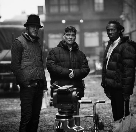 Peaky Blinders Behind The Scenes, Peaky Blinders Scenes, Cillian Murphy, 3 People, People Standing, People People, Peaky Blinders, Behind The Scenes, Historical Figures