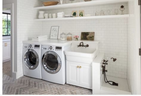 Cottage Laundry Room, Stylish Laundry Room, Dog Washing Station, Dream Laundry Room, Mudroom Laundry Room, Farmhouse Laundry, Farmhouse Laundry Room, Laundry Room Inspiration, Laundry Room Remodel