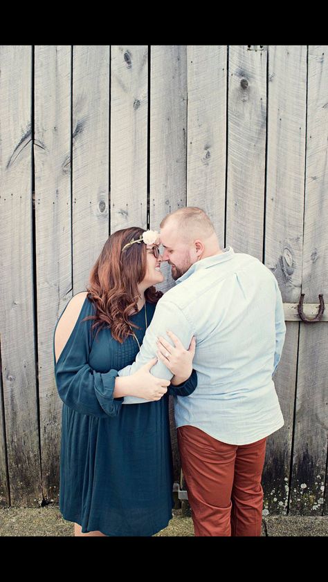 Engagement Photos #curvy #love #rustic Plus Size Fotografie, Plus Size Couple Poses, Plus Size Engagement Photos, Plus Size Couples, Plus Size Poses, Plus Size Photography, Couple Pic Ideas, Engagements Pictures, Plus Size Posing