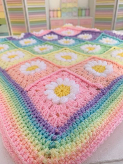 "Free Patterns: Crochet Blanket Designs You Must Try" Pastel Crochet Blanket, Patchwork Granny Square Blanket, Pastel Blanket, Knitting Knowledge, Pastel Crochet, Crochet Flower Blanket, Crochet Garden, Crocheted Blankets, Crochet Square Blanket