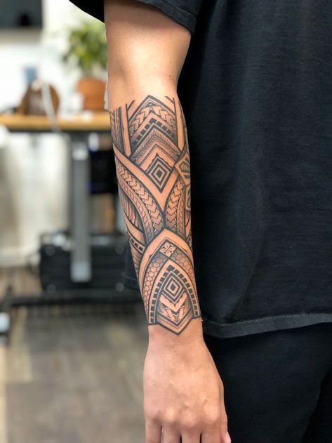 tribal-tattoo-am-unterarm-tätowierung-mit-polynesichen-motiven-geometrische-elemente Polynesian Tattoo Meanings, Forearm Band Tattoos, Polynesian Tattoo Designs, Armband Tattoo Design, Inspiration Tattoos, Arm Band Tattoo, Celtic Tattoos, Sleeve Tattoos For Women, Forearm Tattoo Men