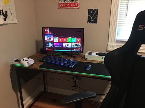 Xbox Series X Gaming Setup, Xbox Series S Desk Setup, Xbox Gaming Setup Ideas, Xbox Series S Gaming Setup, Xbox Series X Setup, Xbox Setup Bedroom, Xbox Series S Setup, Xbox Gaming Setup, Xbox Setup