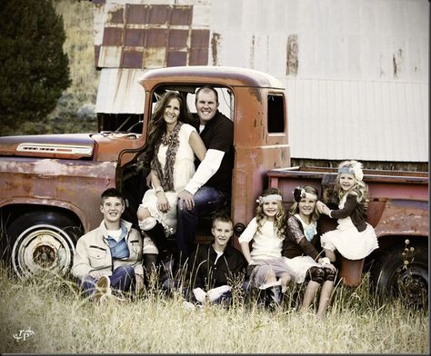 Family Portrait.  Who doesnt love an old truck? Old Truck Pictures, Grandkids Photography, Large Family Pictures, Large Family Photography, Large Family Photos, Truck Pictures, Family Christmas Pictures, Family Picture Poses, Family Poses