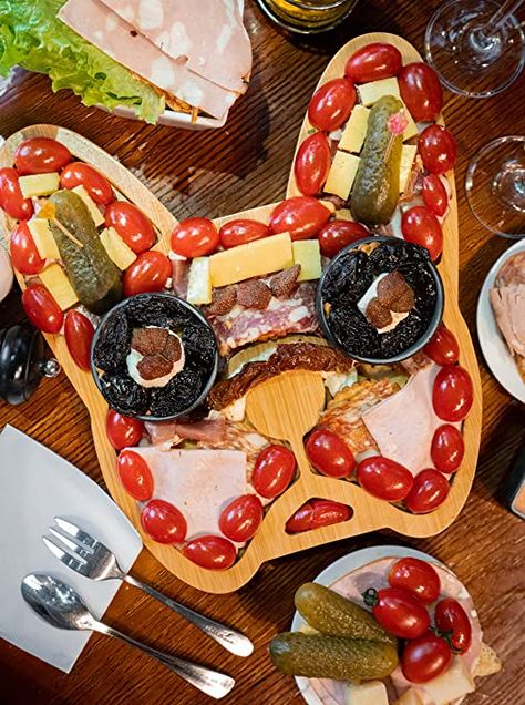 The best charcuterie board I've ever seen Meat Cheese Platters, Gifts For Housewarming, Chips And Dip, Snack Platter, Mini Burgers, Fondue Set, Cheese Sausage, Unique Women, Unique Gifts For Women