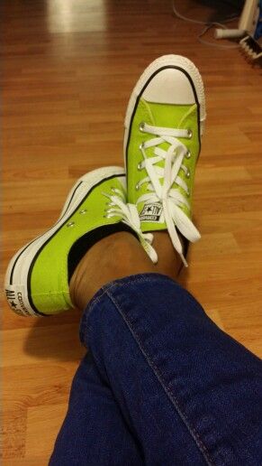 Walk In My Shoes, Clothes Style, Vibrant Green, Converse All Star, Chuck Taylor Sneakers, Chucks Converse, Converse Shoes, Tennis Shoes, Converse Sneaker