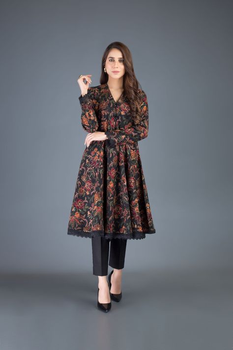 Chic Essentials, Stylish Closet, Simple Kurta Designs, Stylish Short Dresses, Pakistani Dresses Casual, Pakistani Fashion Party Wear, Salwar Kamiz, Beautiful Pakistani Dresses, Simple Pakistani Dresses