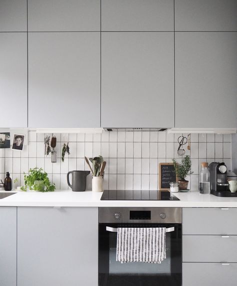 The grey Veddinge units are kept minimal with little or no handles. I wanted the kitchen to not look too 'kitchen-y' but integrated into the rest of the home as a multifunctional space Ikea Veddinge, 30s Kitchen, Dapur Ikea, Tiny Kitchen Remodel, 1970s Kitchen Remodel, Ikea 2015, Simple Kitchen Remodel, Серая Кухня, Kitchen Goals