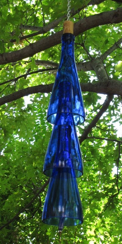 Carillons Diy, Flat Marbles, Wine Crafts, Blue Wine Bottles, Upcycling Art, Wine Bottle Wind Chimes, Moscato Wine, Bottle Trees, Blue Glass Bottles