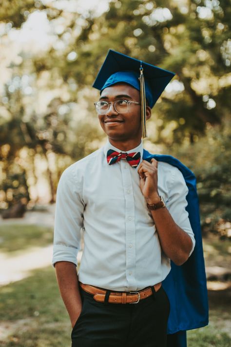 Male Graduation Poses, Graduation Photography Men, Male Graduation Pictures, College Graduation Photoshoot Ideas, Graduation Shoot Ideas, Male Graduation, College Grad Photos, College Graduation Photoshoot, Boy Graduation