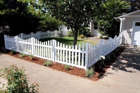 Top 60 Best Front Yard Fence Ideas - Outdoor Barrier Designs Cottage Fence, Front Yard Fencing, Front Yard Fence Ideas, Yard Fence Ideas, Picket Fence Garden, Landscaping Lights, Yard Fencing, Small Fence, Wood Fences