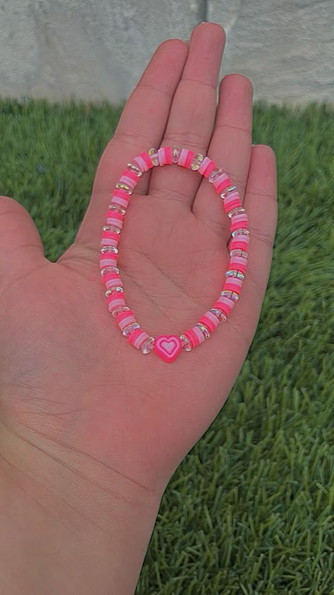 Clay Bead Bracelet Ideas Preppy Bff, Y2k Clay Bead Bracelet Ideas, Pink Bracelet Aesthetic, Pink Clay Bead Bracelet Ideas, Pink Bracelet Ideas, Girly Bracelets, Colorful Bead Bracelets, Hearts Bracelet, Clay Bead Necklace