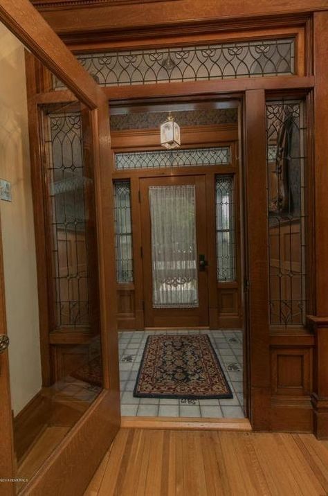 Victorian Entryway, Tudor Interior, Victorian Home Interior, Victorian Style Homes, Victorian Interior, Victorian Interiors, Loft Industrial, Kitchen Glass, Property Brothers