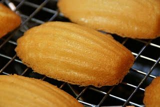 Madeleine cookies.... Madeleine Cookies Recipe, Madeleine Recipe, Madeleine Cookie, Portuguese Recipes, Eat Dessert First, Eat Dessert, Cookie Desserts, Wedding Food, Dessert Bars