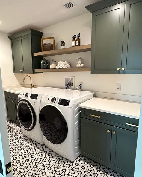 Laundry room goals 💚 Laundry Room Office Combo, Room And Office Combo Ideas, Green Laundry Room, Laundry Room Office, Green Laundry, Room Goals, Room Redo, Laundry Room Design, Artichoke