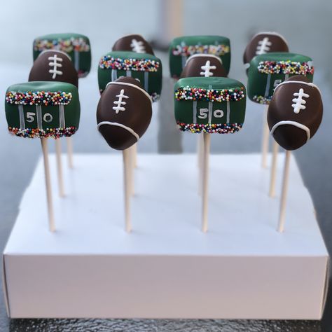 Football Cake Pops Nfl Football Cake, Football Party Treats, Football Cake Pops, Fall Cake Pops, Superbowl Cake, Football Treats, Football First Birthday, Cake Pop Displays, Cake Pop Designs