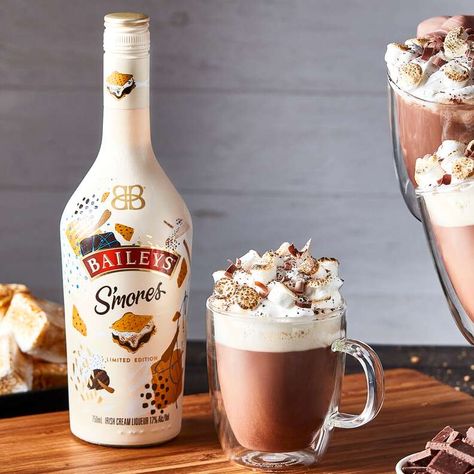 Cocktails Perfect for Fall Campfires - Thrillist Smores Baileys, Campfire In The Woods, Baileys Recipes Drinks, Baileys Drinks, Baileys Cocktails, Chocolate Crumble, Baileys Recipes, Smore Recipes, Irish Cream Liqueur