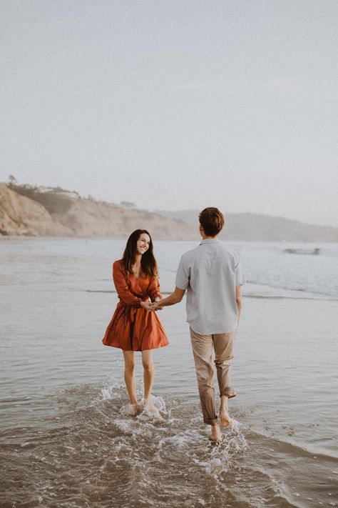 blacks-beach-engagement Engagement Pictures Beach, Couples Beach Photography, Wedding Fotos, Pre Wedding Photoshoot Outfit, Pre Wedding Photoshoot Outdoor, Engagement Pictures Poses, Photographie Portrait Inspiration, Beach Photography Poses, Couple Picture Poses