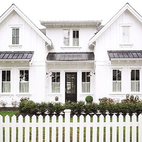 White Siding Exterior, White Farmhouse Exterior, White Exterior Paint, White Siding, Farmhouse Exterior Design, Exterior Paint Color, Modern Farmhouse Design, Modern Farmhouse Exterior, Farmhouse Interior