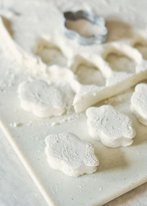 marshmallow clouds from Sweetapolita Kolaci I Torte, Homemade Marshmallows, Homemade Vanilla, Kids Food, Food Trucks, Marshmallows, Cute Food, Just Desserts, Fudge