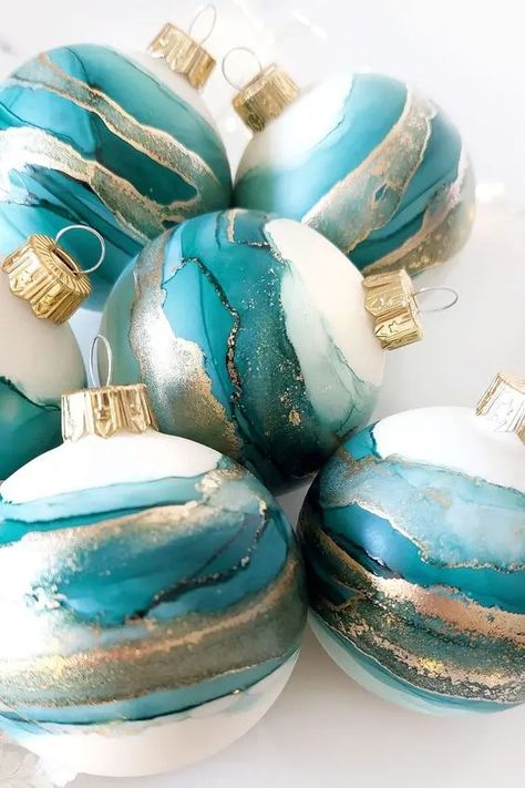 Catchy teal and copper Christmas ornaments will be a very chic and bright solution for the holidays Teal Christmas Decorations, Using Alcohol Inks, Blue Baubles, Teal Christmas, Alcohol Ink Crafts, Glass Bauble, Painted Ornaments, Alcohol Ink Art, Teal And Gold