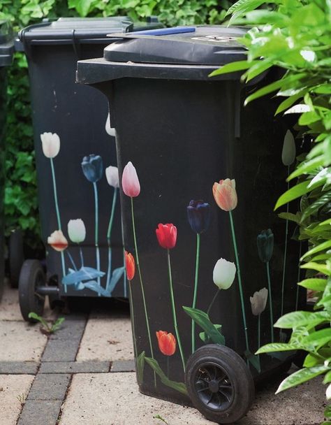 cheap garden decoration ideas flower stickers garbage cans decor idea Gravel Garden Ideas, Painted Trash Cans, Garden Ideas Diy Cheap, Homemade Garden Decorations, Outdoor Trash Cans, Garden Ideas Cheap, Gravel Garden, Rain Barrel, Diy Patio