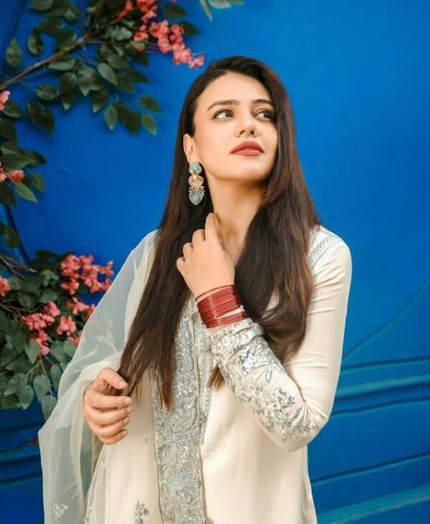 Zara Noor Abbas, Yumna Zaidi, Wonder Woman Art, Designing Ideas, Beautiful Muslim Women, Pakistani Actress, Blonde Beauty, Drama Series, Muslim Women