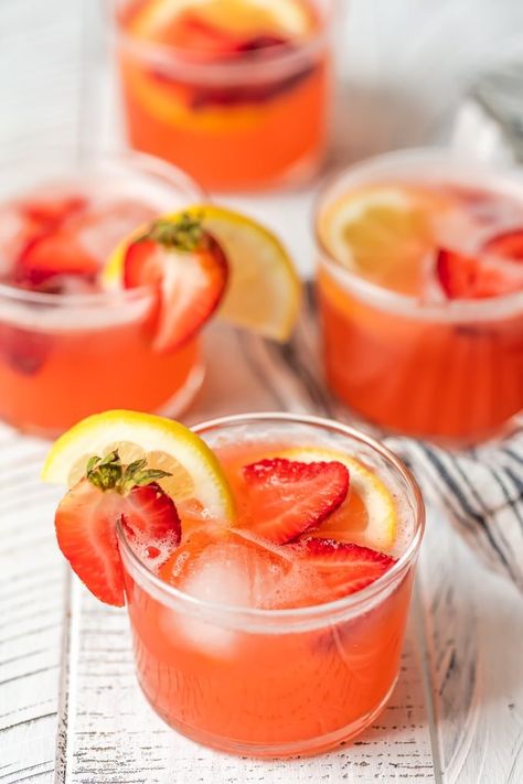 Strawberry Lemonade Party, Lemonade Party Punch, Strawberry Punch Recipes, Summer Punch Recipes, Ginger Ale Cocktail, Party Punch Recipe, Cranberry Ginger Ale, Easy Margarita Recipe, Classic Margarita Recipe