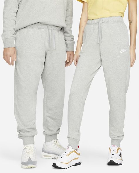 Nike Sportswear Club Fleece Women's Mid-Rise Joggers. Nike.com Nike Sportswear Club Fleece, Flip Flop Boots, Nike Pro Women, Leopard Print Baby, Nike Joggers, Shorts Co Ord, Nike Sweatpants, Heather White, Nike Store