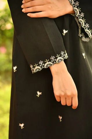 Thread Work Embroidery Suits Cotton, Work Suit Design, Black Cotton Suit, Black Embroidery Suit, Black Embroidery Kurti, Black Suit Embroidery Designs, Black Embroidered Suits, Black Embroidery Designs, Embroidery Suit