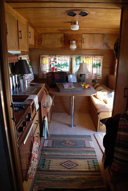 1960 Yellowstone trailer Old Caravan, Trailers Vintage, Vintage Trailer Interior, Vintage Camper Interior, Chuck Box, Holiday Rambler, Old Campers, Kombi Home, Trailer Interior