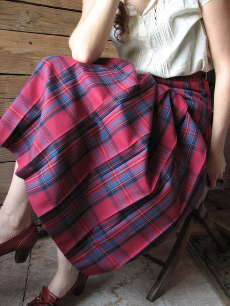 Long Plaid Pleated Skirt, Pleated Long Plaid Skirt, Fitted Scottish Pleated Skirt, Vintage Relaxed Full Pleated Skirt, Vintage Pleated Plaid Skirt, Accordion Skirt, Long Skirt Fashion, Pleated Long Skirt, Classic Outfits