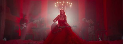 Taylor Swift New Song, Red Header, Film Alice In Wonderland, Red Velvet Wedding Cake, Taylor Swift Music Videos, Cute Headers For Twitter, Chris Stapleton, Taylor Swift Music, Taylor Swift Red