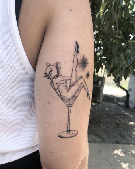 Cocktail Tattoo, Illusion Tattoo, Black Love Artwork, Drawing Arms, Optical Illusion Tattoos, Illusion Tattoos, Basic Tattoos, Optical Illusion Tattoo, Samurai Tattoo Design