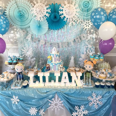 Frozen Pool Party, Frozen Birthday Party Ideas, First Birthday Winter, Elsa Birthday Party, Frozen Party Decorations, Disney Frozen Birthday Party, Frozen Birthday Theme, Frozen Themed Birthday Party, Disney Frozen Birthday