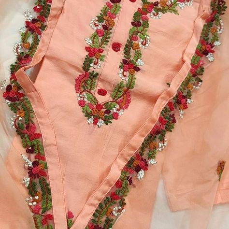 Kurta Embroidery, Phulkari Embroidery, Embroidery Suit, Embroidery Leaf, Bead Embroidery Tutorial, Fancy Dresses Long, Embroidery Tutorial, Kurti Designs Party Wear, Fashion Design Dress