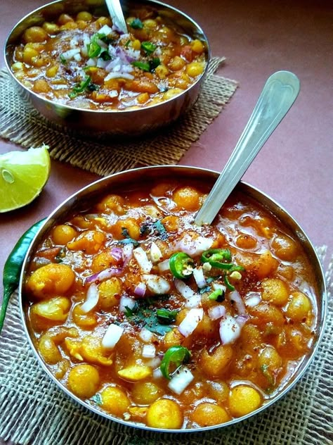 Bengali Ghugni Recipe | Street Style Ghugni Recipe - Spoons Of Flavor White Peas Recipe, Ghugni Recipe, Peas Recipe Indian, Healthy Indian Recipes, Bengali Food, Asian Street Food, Chaat Recipe, Pea Recipes, Indian Street Food