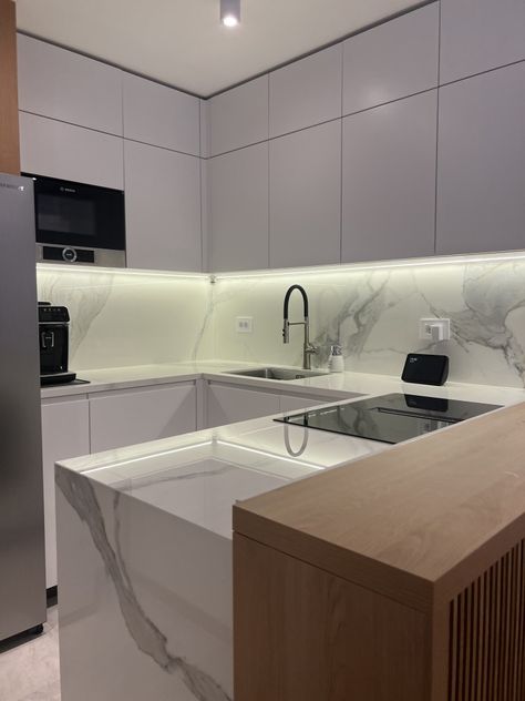 White and wood kitchen with Calacatta Michelangelo laminam Laminam Calacatta Michelangelo, Laminam Kitchen, White And Wood Kitchen, White Gloss Kitchen, Wood Kitchen, White Cabinets, White Gloss, White Kitchen, Backsplash