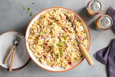 How to Make Macaroni Salad Creamy Macaroni Salad, Chicken Macaroni Salad, How To Make Macaroni, Classic Macaroni Salad, Mac Salad, Potato Pasta, Macaroni Salad Recipe, Cold Salad, Macaroni Salad