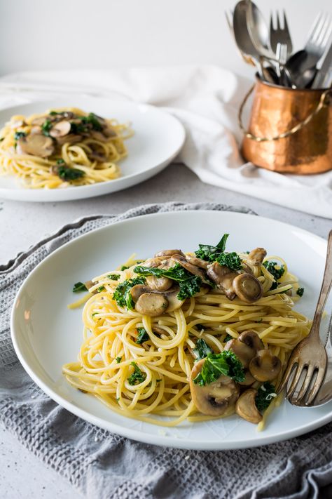 One pot kale garlic and mushroom spaghetti Kale Spaghetti, Spaghetti Dishes, Kale Mushroom, Mushroom Kale, Meatless Mains, Spaghetti Ingredients, One Pot Spaghetti, Garlic Spaghetti, Wellness Food